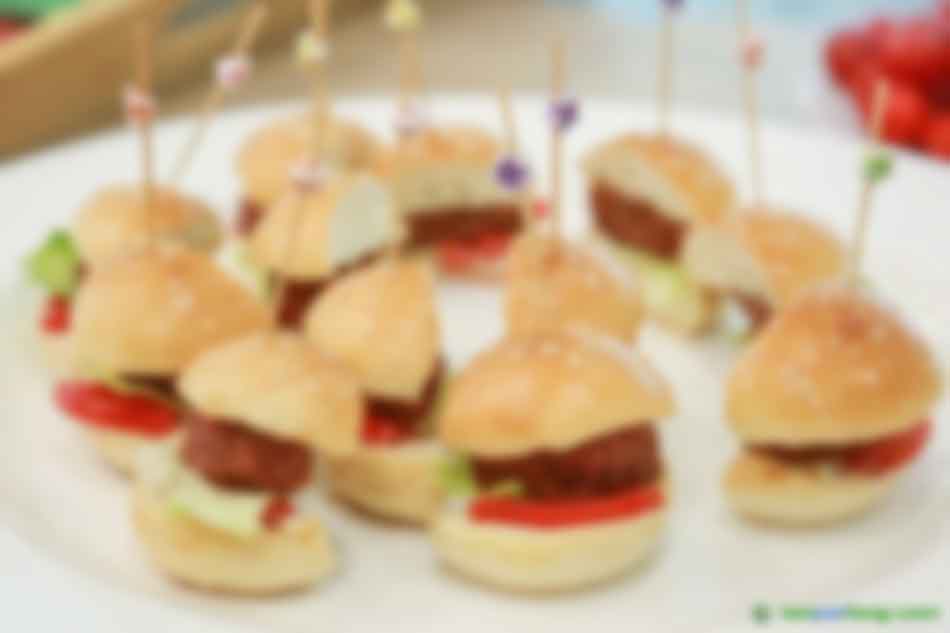 2019年10月16日，金字火腿股份有限公司在上海發(fā)布“人造肉”植物肉餅。 視覺(jué)中國(guó) 圖