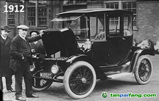 圖1 1912年，愛(ài)迪生跟他的電動(dòng)車(chē)合影。