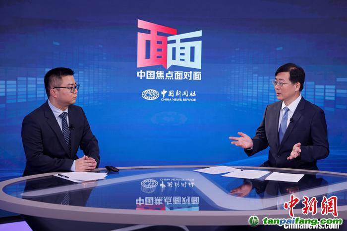 國家氣候變化專家委員會副主任、中國科學院科技戰(zhàn)略咨詢研究院研究員王毅(右)日前在北京接受<a target='_blank'  data-cke-saved-href='/' href='/'>中新社</a>“中國焦點面對面”專訪。<a target='_blank'  data-cke-saved-href='/' href='/'>中新社</a>記者 蔣啟明 攝