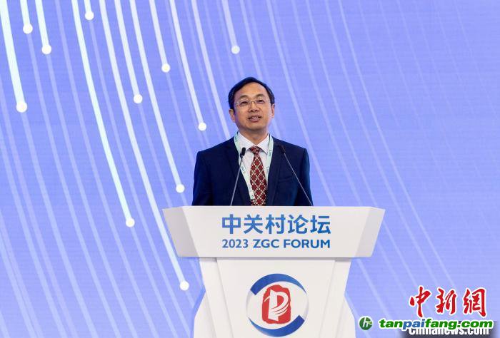 朱慶山研究員在論壇上以“鋼鐵工業(yè)超低碳發(fā)展路徑思考”為題做報(bào)告?！∪螘?攝